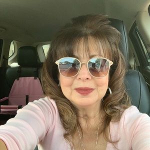 Meet your Posher, Leonora